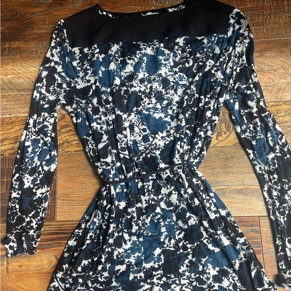 Simply Vera Vera Wang women’s size M  long sleeved blue, black and white top. - Picture 4 of 4